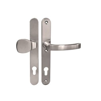   OPERA eltolt fogantyús - kilincses alu inoxszínű keskeny címes bejárati ajtókilincs 92 PZ